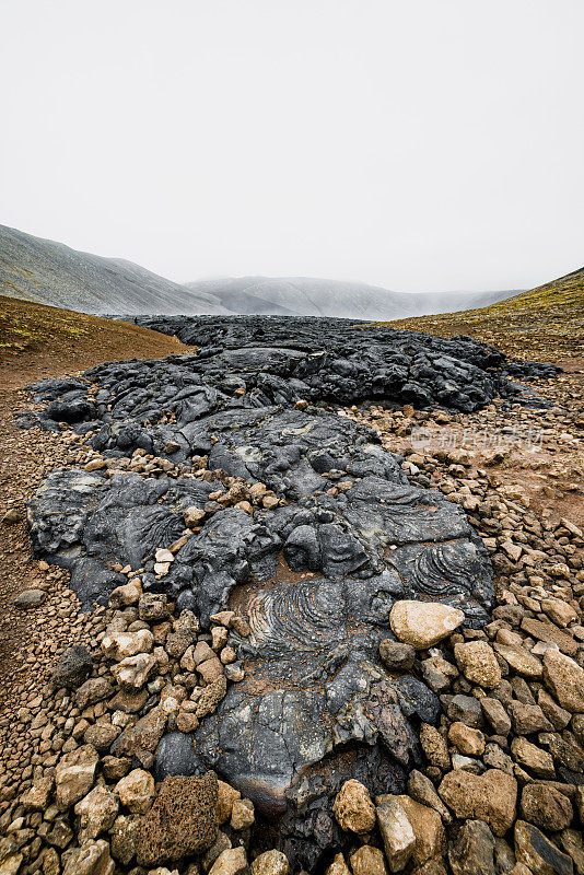 垂直照片冷却熔岩河采矿某地在红色土壤- Geldingadalir活火山